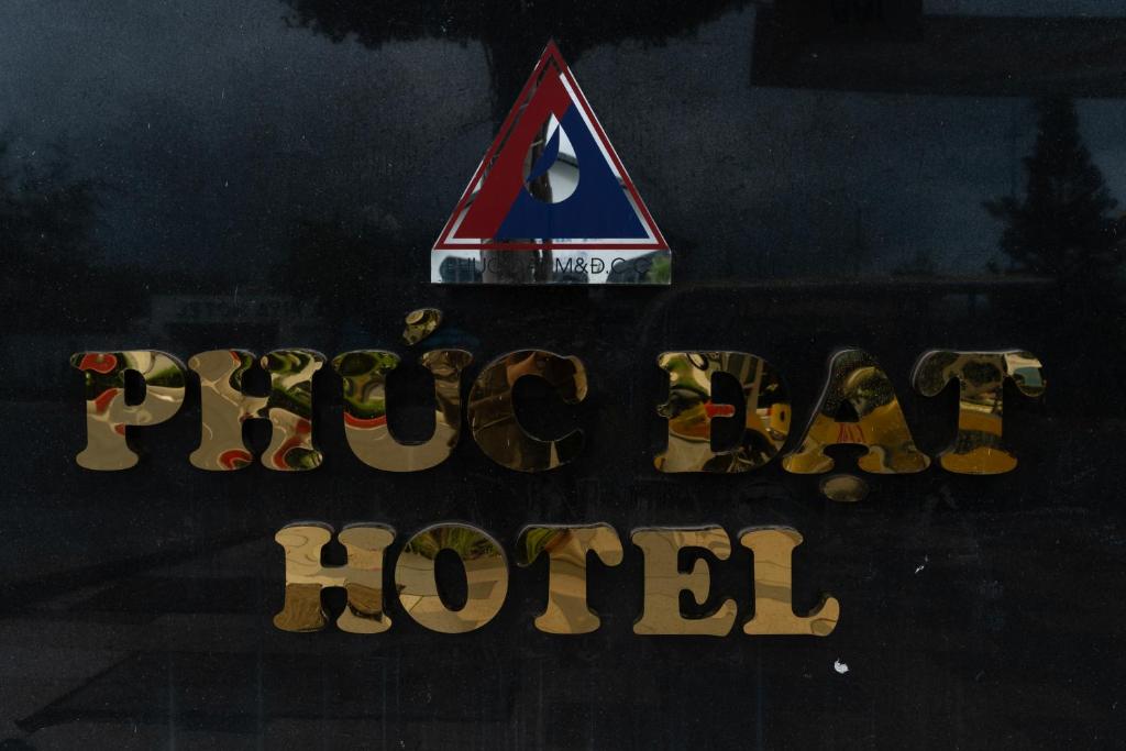 un cartello che legge "Ghost Hotel" con un cartello triangolare. di Phúc Đạt Hotel a Vung Tau