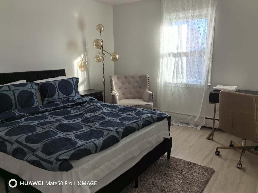 een slaapkamer met een bed, een stoel en een raam bij 如家 in Bayside