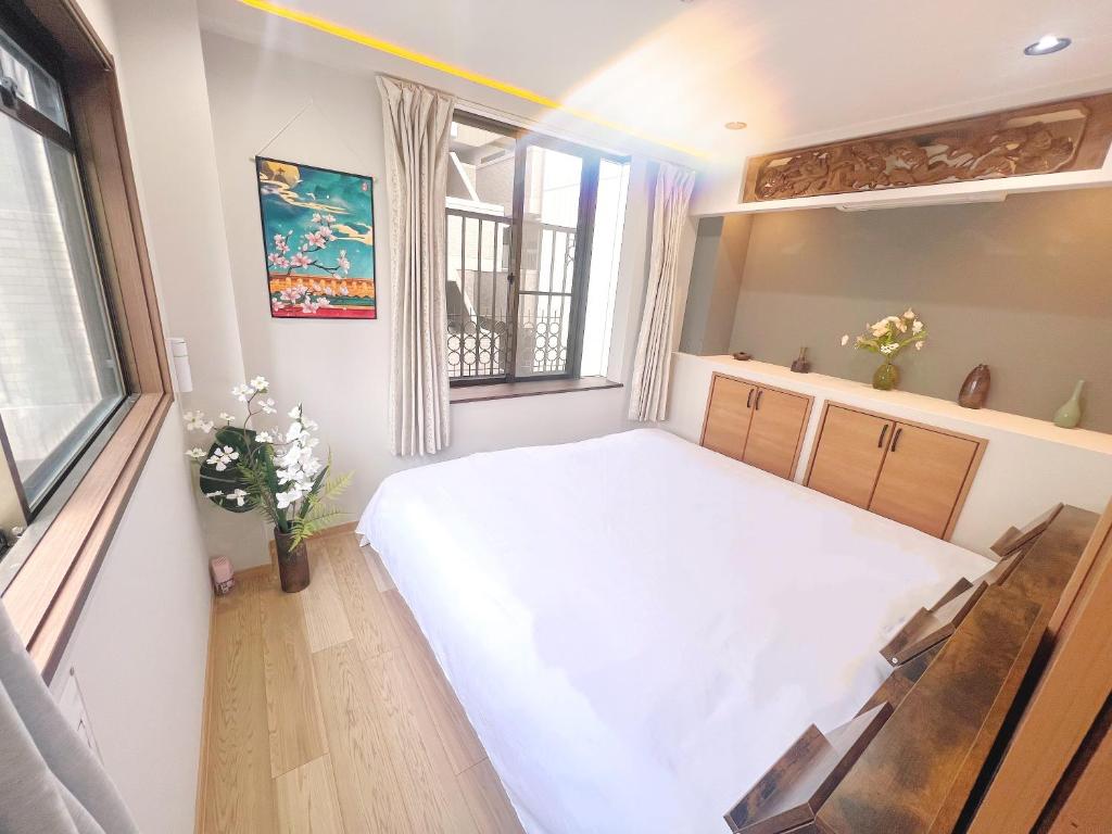 Postel nebo postele na pokoji v ubytování 家庭房-中央区-心斋桥-道顿堀-黑门市场-大阪城公园-梅田-京都-神户-奈良-车站200m-独立卫浴-二室一厅一厨一卫一浴