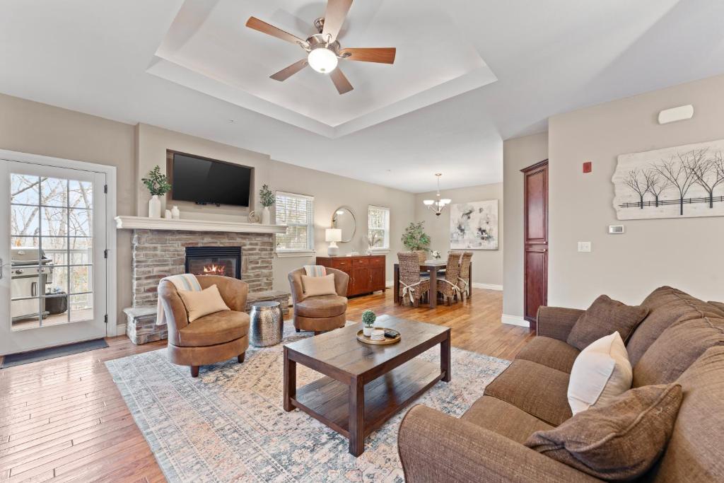Una sala de estar con un sofá y una chimenea. en Personal Getaway. Golf Resort Gem. Great Location!, en Branson