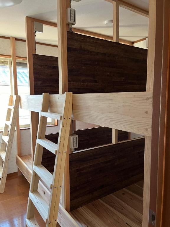 Palanda nebo palandy na pokoji v ubytování GuestHouse AIZU