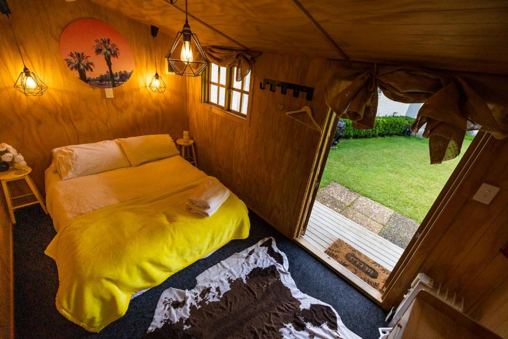 Postel nebo postele na pokoji v ubytování Morepork Gully cabin