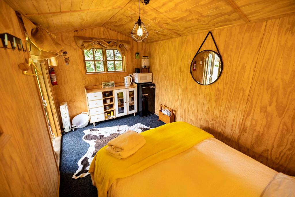 Postel nebo postele na pokoji v ubytování Morepork Gully cabin