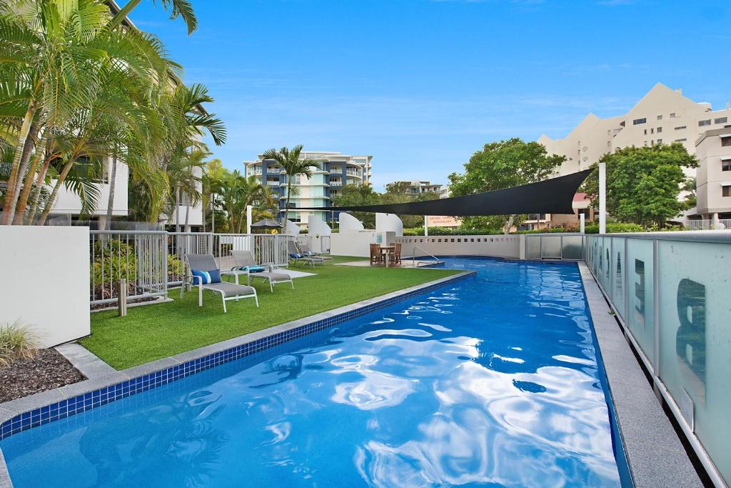 穆卢拉巴1BR with Private Balcony at Beach Club Resort的建筑物屋顶上的游泳池