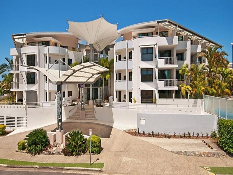 穆卢拉巴1BR with Private Balcony at Beach Club Resort的海滩上一座白色的大公寓楼