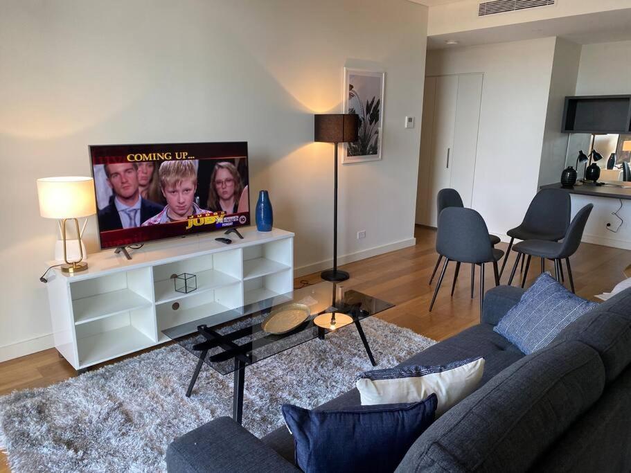 悉尼Macquarie Park corporate one bedroom Moo05807的配有沙发和平板电视的客厅