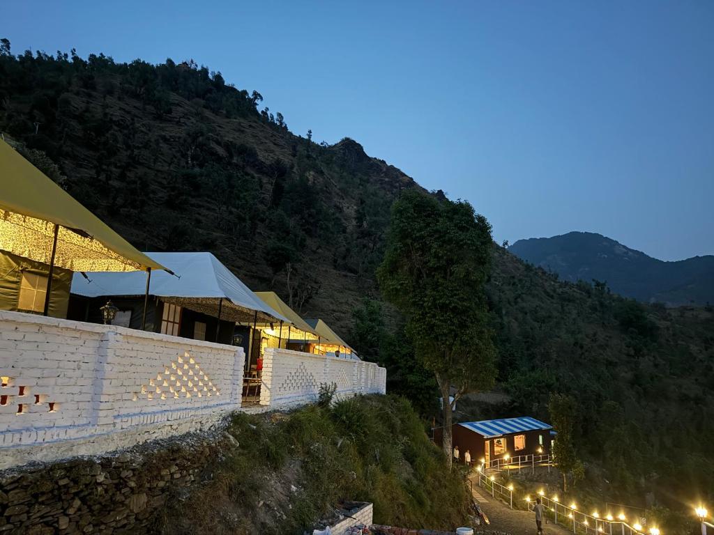 Nespecifikovaný výhled na hory nebo výhled na hory při pohledu z luxury tent