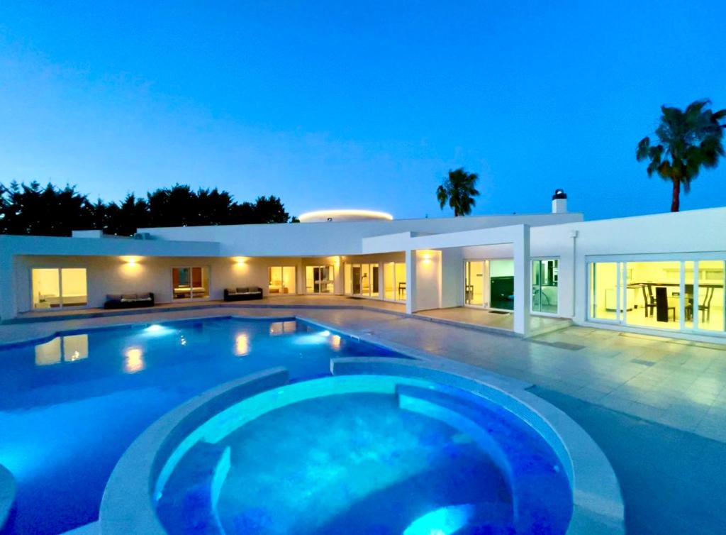 สระว่ายน้ำที่อยู่ใกล้ ๆ หรือใน Villa Portugal