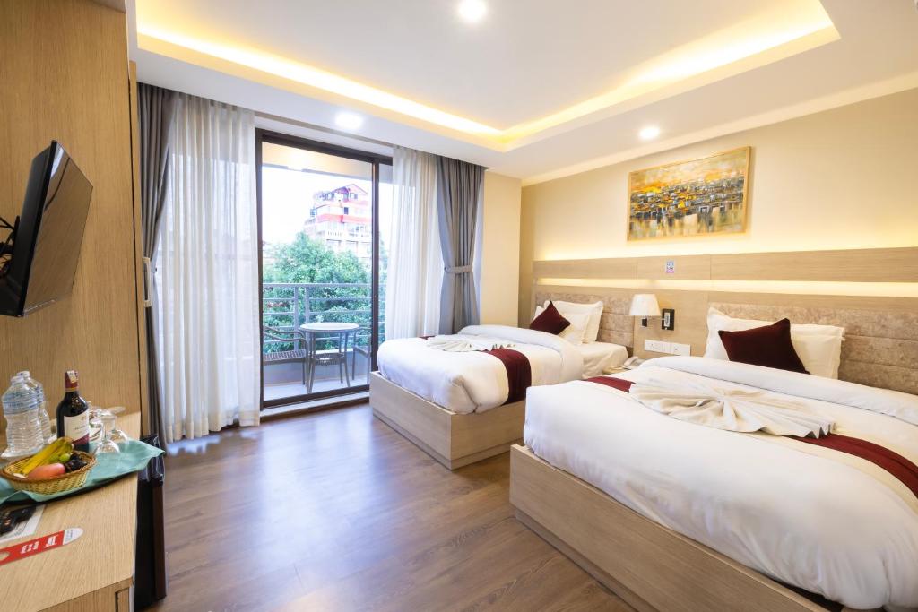 Postel nebo postele na pokoji v ubytování Divine Kathmandu Hotel