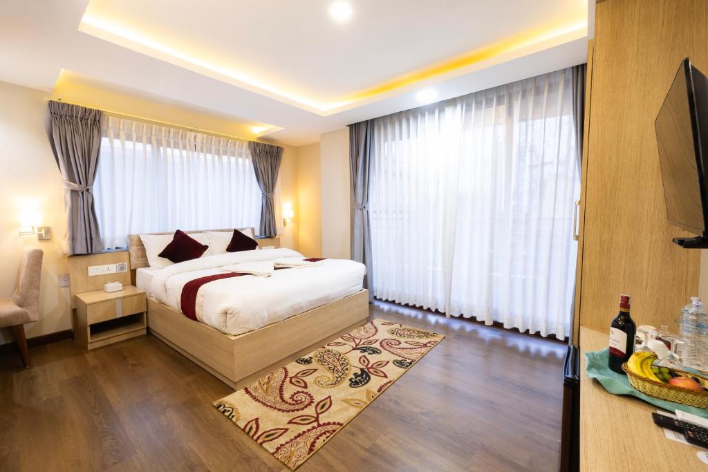 Postel nebo postele na pokoji v ubytování Divine Kathmandu Hotel