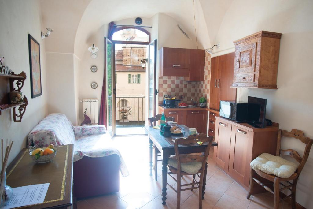 kuchnia ze stołem i jadalnią w obiekcie Casa di Lella - Happy Rentals w San Remo
