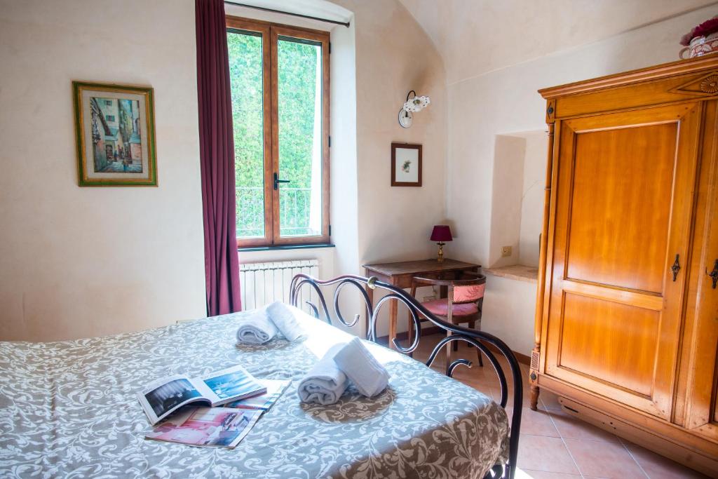sypialnia z łóżkiem z książkami w obiekcie Casa di Lella - Happy Rentals w San Remo