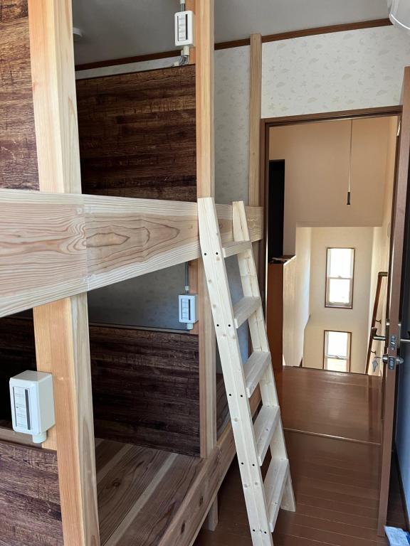 Palanda nebo palandy na pokoji v ubytování GuestHouse AIZU