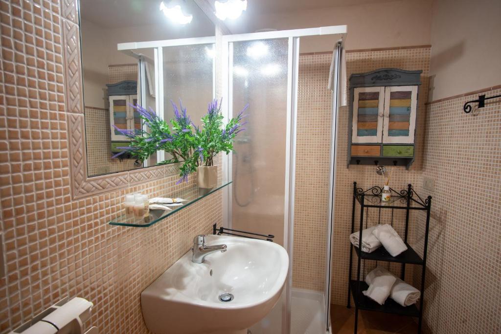 łazienka z umywalką i lustrem w obiekcie Casa di Lella - Happy Rentals w San Remo