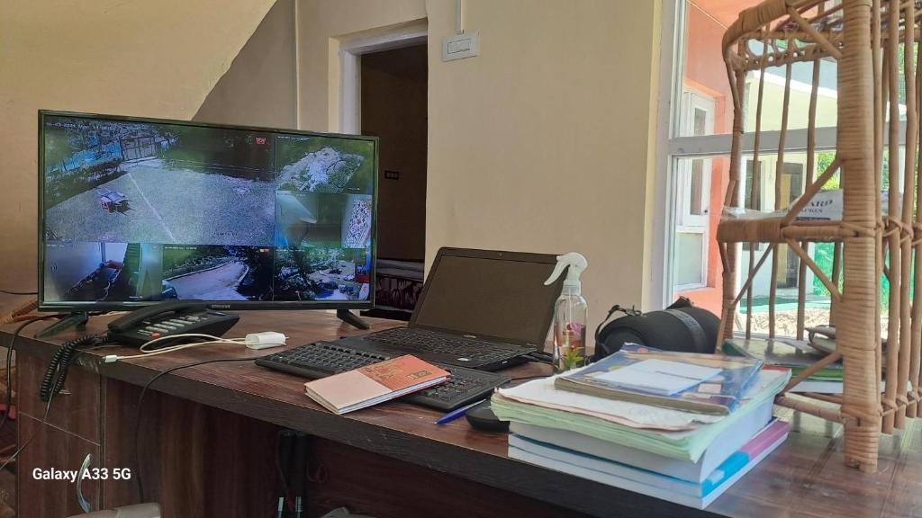 TV a/nebo společenská místnost v ubytování Al-Ayaan Guest House