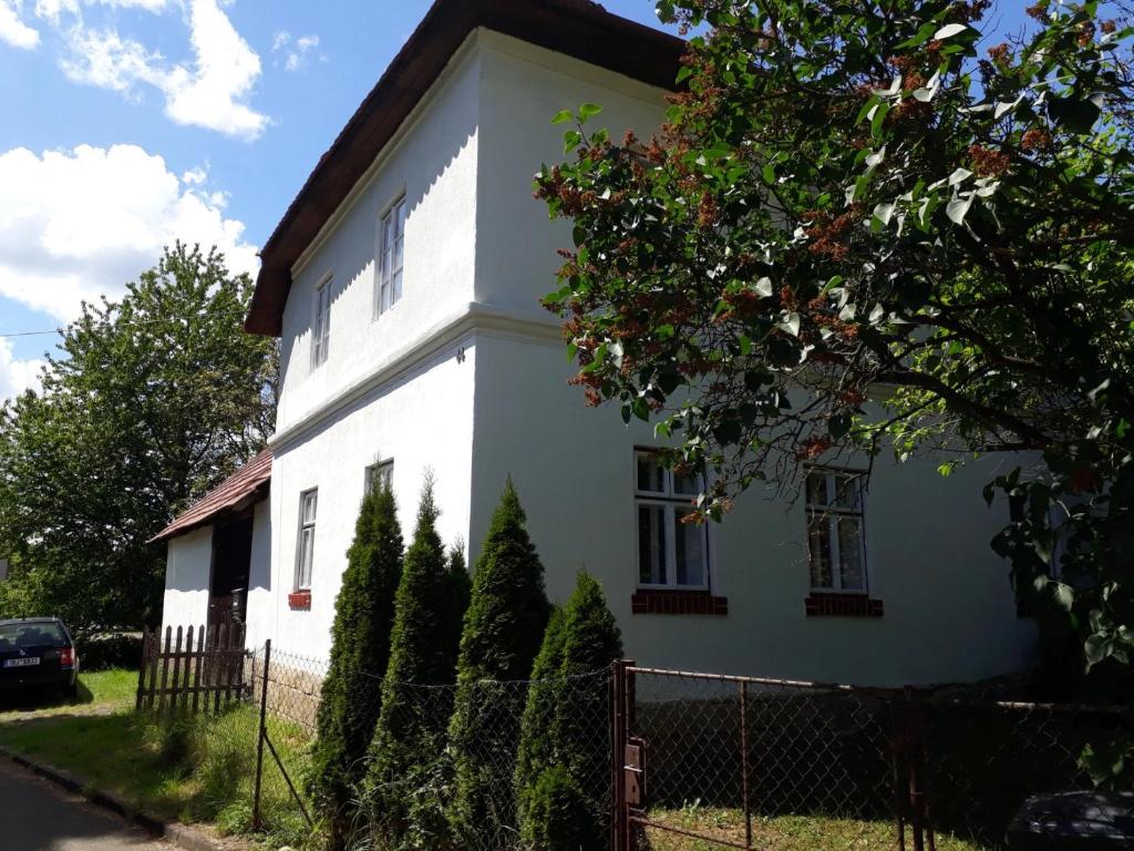a white house with a fence in front of it at Chalupa Sehradický mlýn in Sehradice