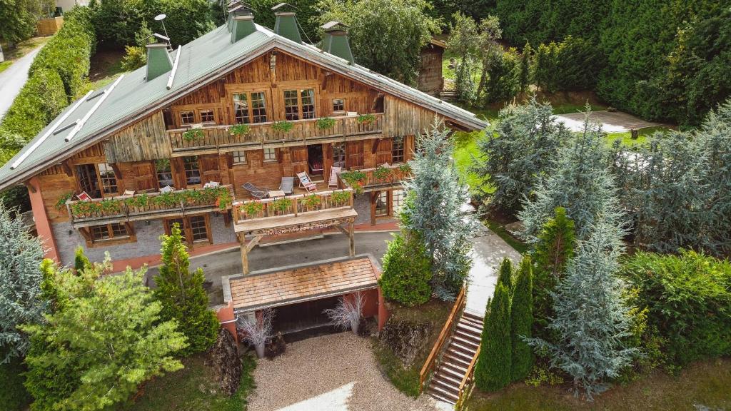 una vista aérea de una casa de madera con un banco en Magic Megève Bois en Demi-Quartier