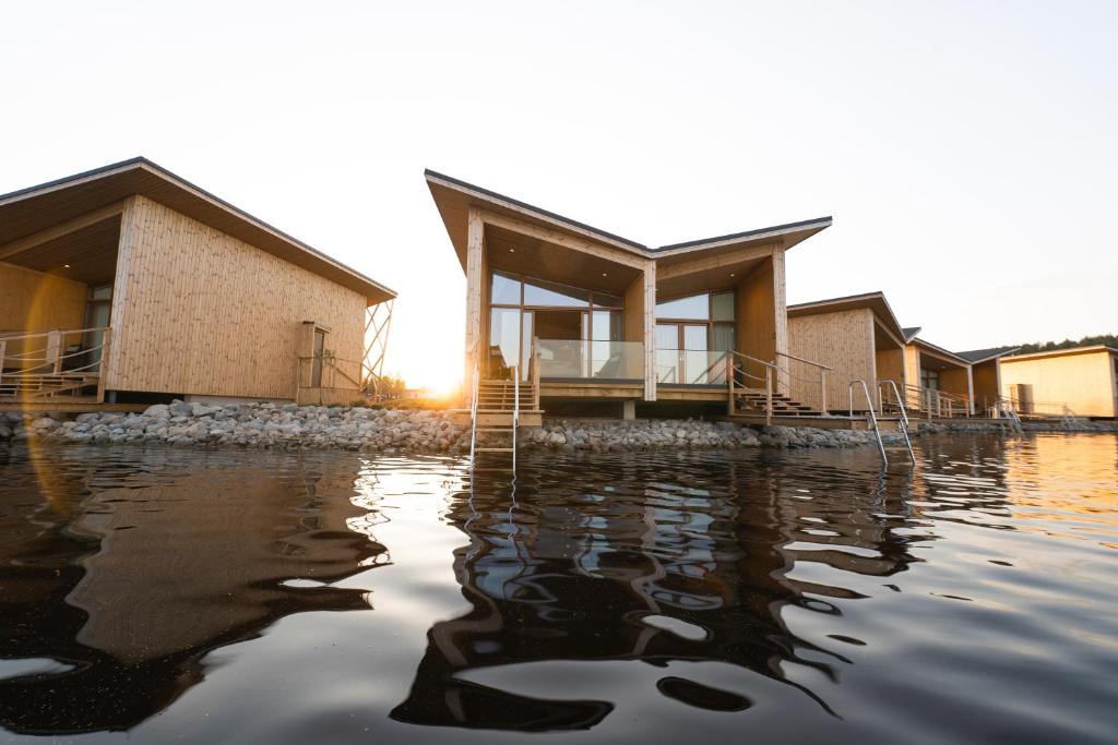 Bella Lake Resort في كوبيو: منزل جالس فوق سطح ماء