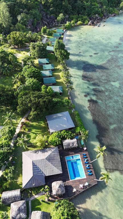 eine Luftansicht eines Resorts im Wasser in der Unterkunft Le Vasseur La Buse Eco Resort in Baie Sainte Anne
