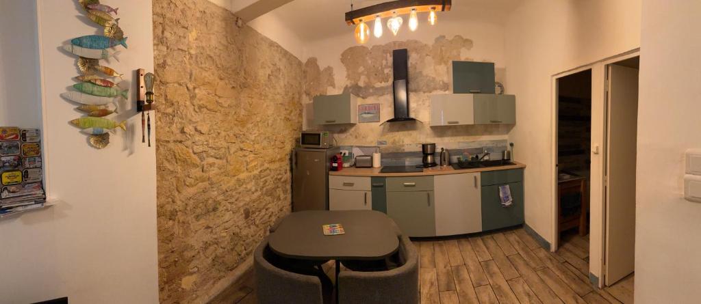 - une petite cuisine avec un comptoir et un tabouret dans l'établissement La Sardine au coeur du Panier, à Marseille