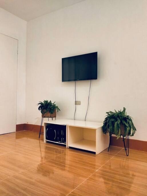 TV a/nebo společenská místnost v ubytování Sebastian's Place Bukidnon Unit1 Studio Type Near Dahilayan