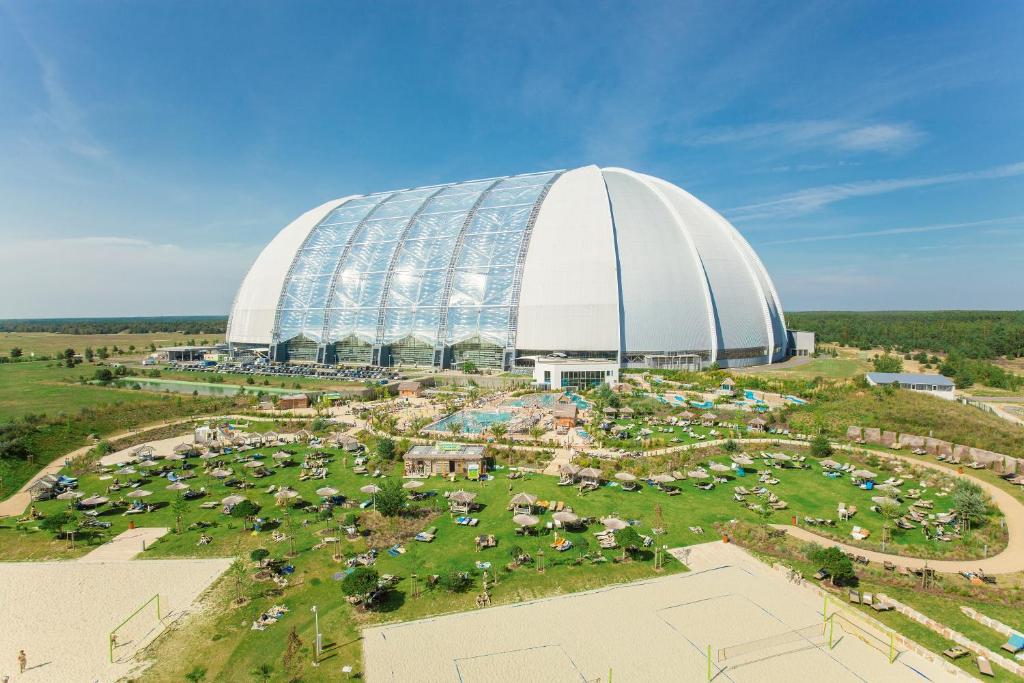 una vista sul soffitto di un grande edificio con cupola di Tropical Islands a Krausnick