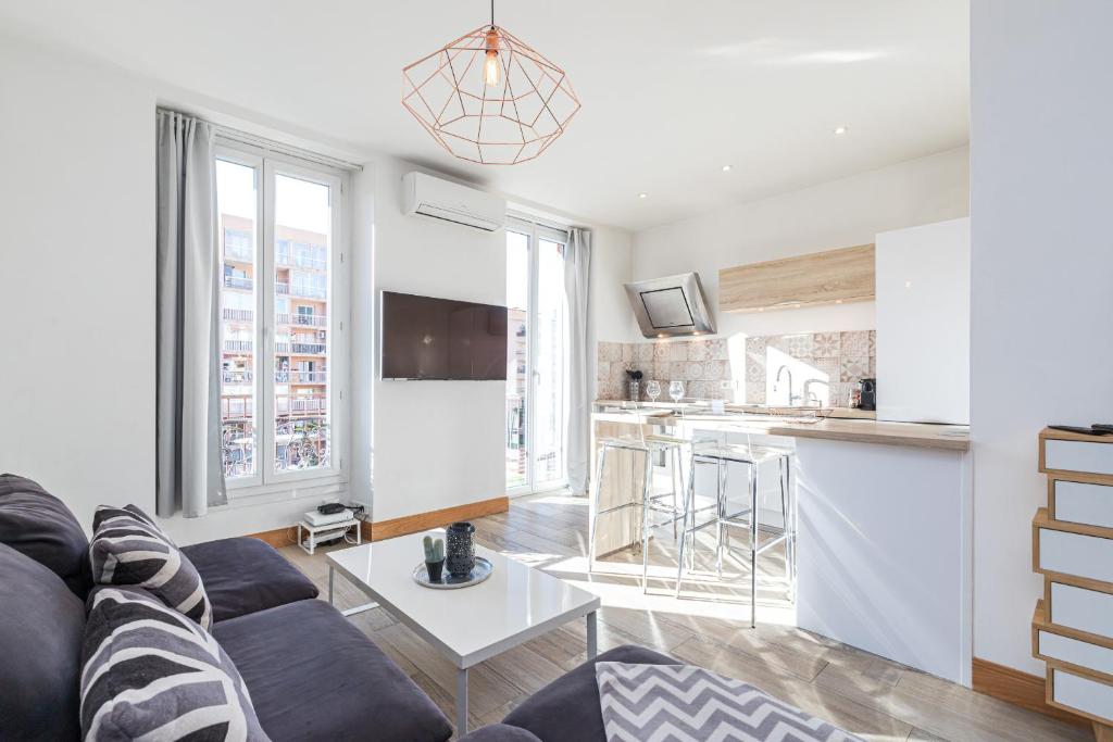 un salon avec un canapé et une table dans l'établissement 253 MONT BORON - Appartement 2p - Balcon plein sud - Climatisation, à Nice