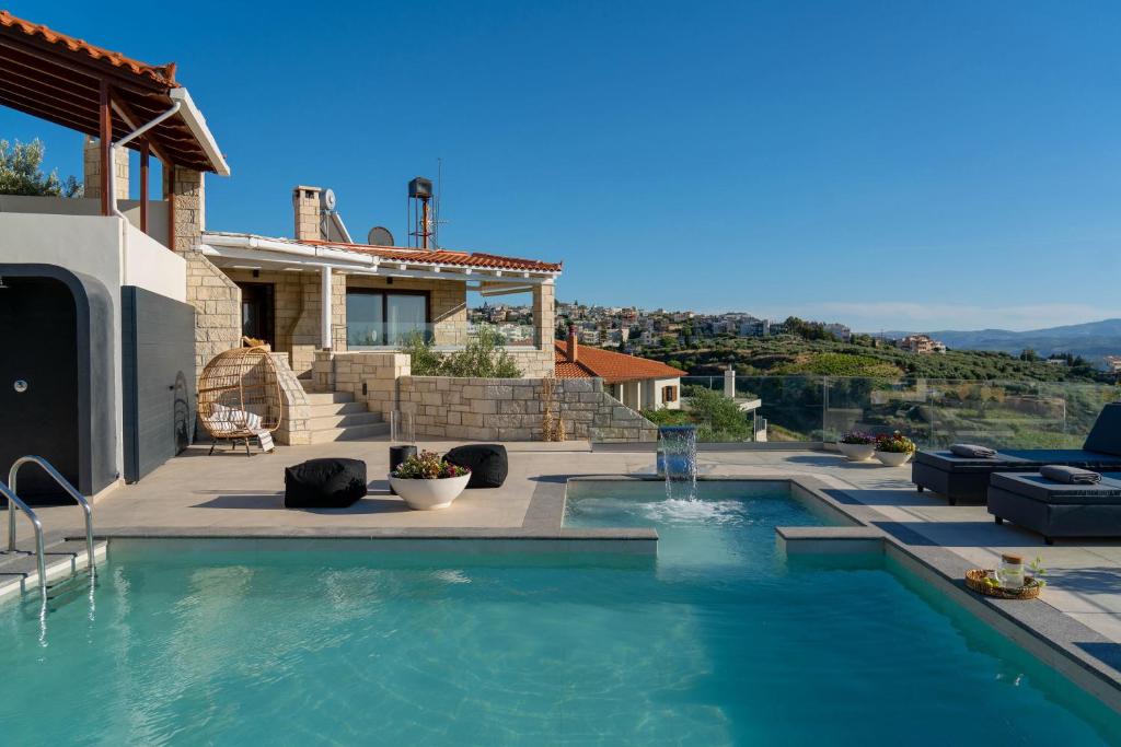 una piscina en el patio trasero de una casa en Indigo Villa with private Pool-Gym-Sauna-BBQ by Hospi, en Heraclión