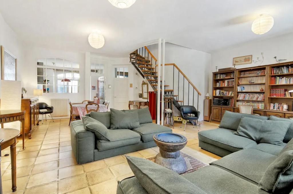 - un salon avec deux canapés et un escalier dans l'établissement Rozane by Yumē, à Toulouse