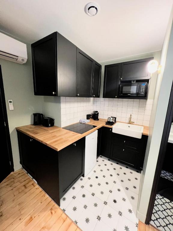 Pere Lachaise Apartment - Two-Bedroom Apartment