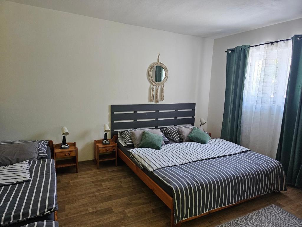 - une chambre avec 2 lits et une fenêtre dans l'établissement Penzion a Restaurace Na Záložně, à Kobylí