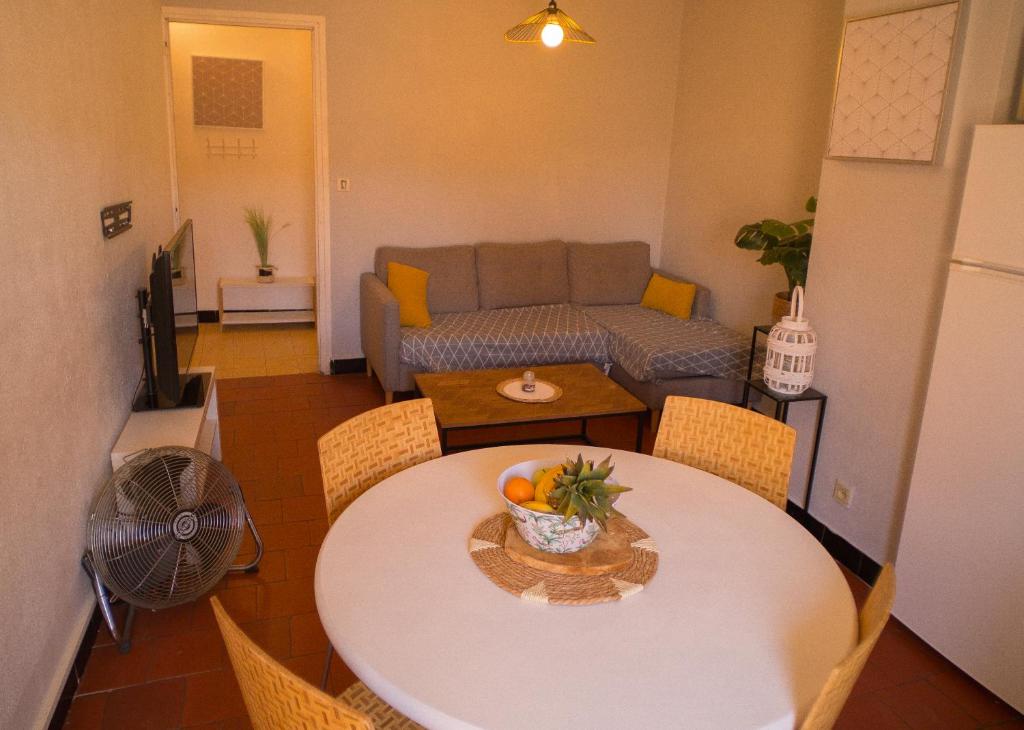 Photo de la galerie de l'établissement Confortable 3 pièces au centre de VIAS, à Vias