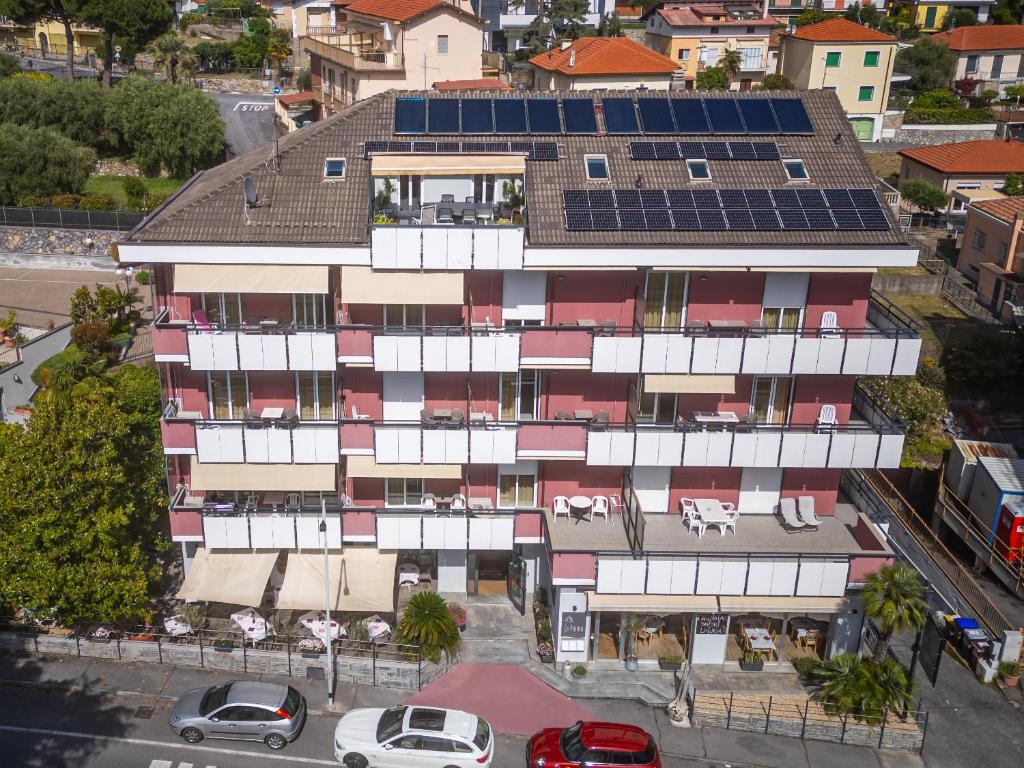 マリーナ・ディ・アンドーラにあるResidence La Palmaの屋根の太陽光パネル付き建物の頭上