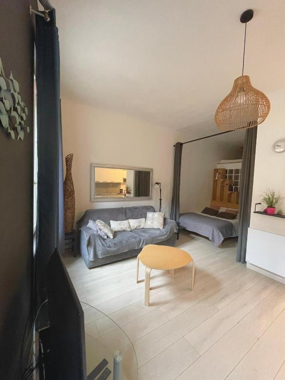 Posedenie v ubytovaní Agréable T2 avec baignoire