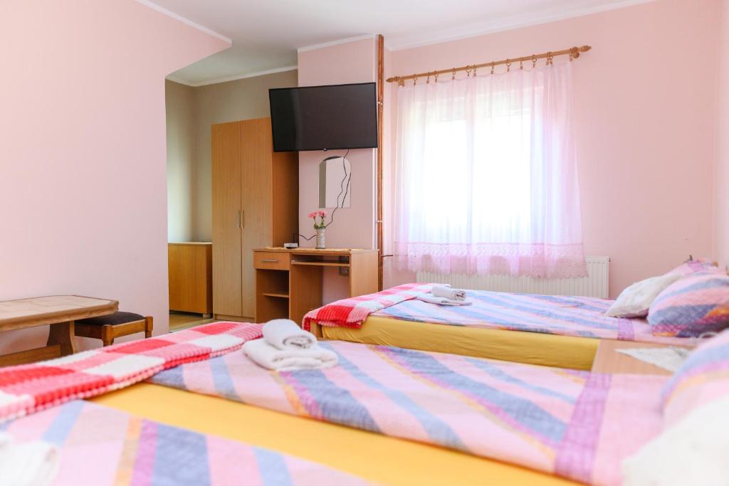 Postel nebo postele na pokoji v ubytování Vila Misljenovic, u centru Sokobanje, na pesackoj zoni