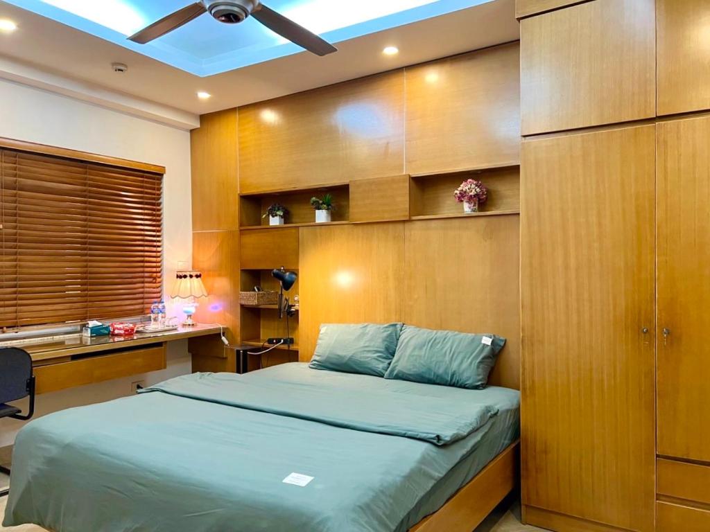 Postel nebo postele na pokoji v ubytování Serviced Apartment next to the Hanoi Opera House Căn hộ đầy đủ tiện nghi có thang máy ngay gần Nhà Hát Lớn