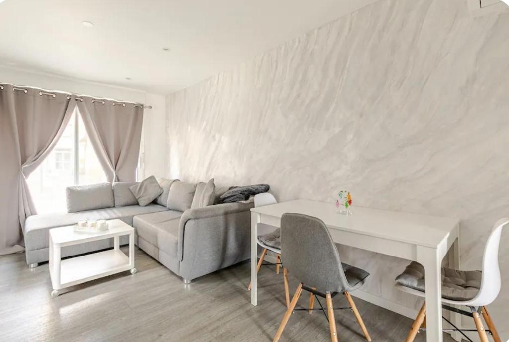 Posezení v ubytování Maisonnette avec terrasse