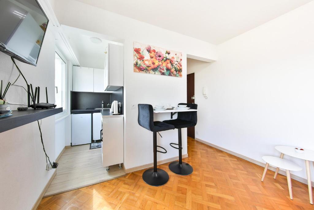 a kitchen with a desk and a table in a room at Studio moderne - 3 Frontières - Aéroport de Bâle - Parking in Saint-Louis