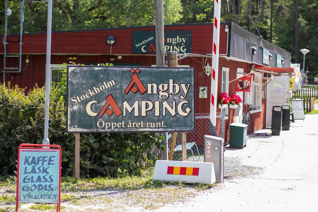 Stockholm Ängby Camping في ستوكهولم: علامة أمام المبنى