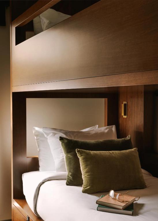 Ein Bett oder Betten in einem Zimmer der Unterkunft FOUND Hotel, Santa Monica