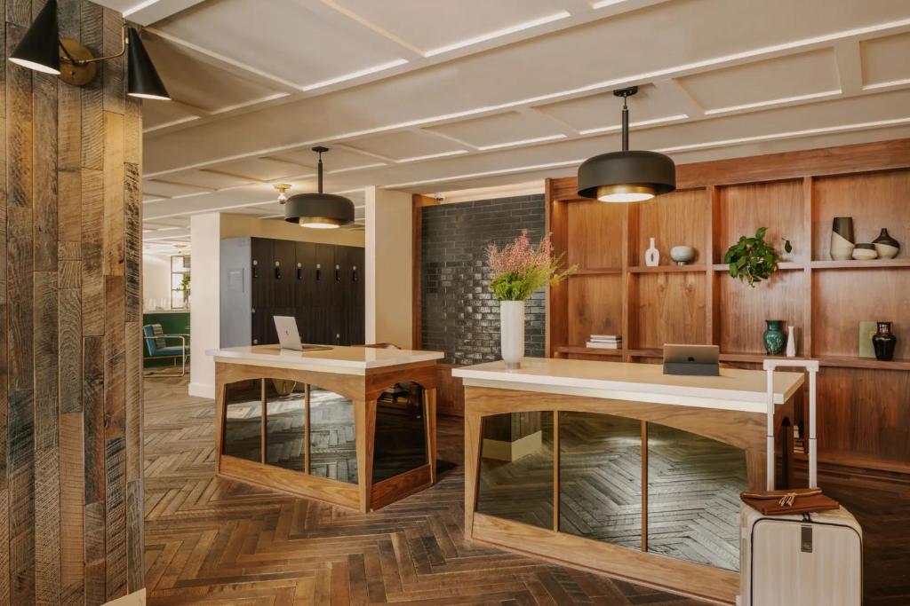 ein Büro mit zwei Schreibtischen in einem Raum in der Unterkunft FOUND Hotel, Santa Monica in Los Angeles