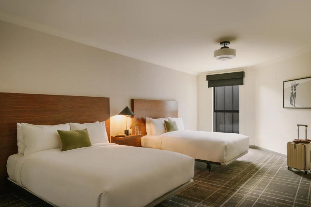 Ein Bett oder Betten in einem Zimmer der Unterkunft FOUND Hotel, Santa Monica