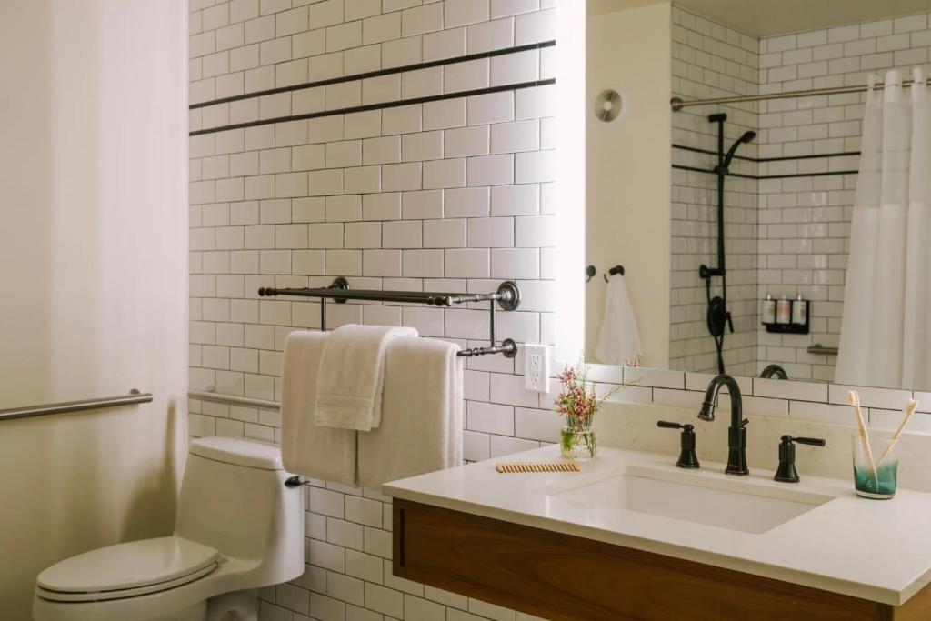 Ein Badezimmer in der Unterkunft FOUND Hotel, Santa Monica