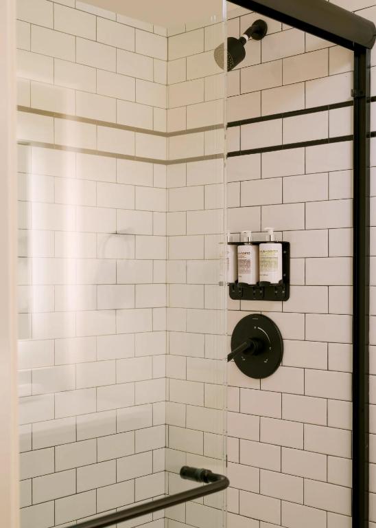 Ein Badezimmer in der Unterkunft FOUND Hotel, Santa Monica