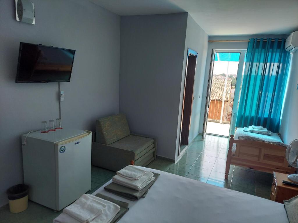 Habitación con cama, silla y TV. en Topchievi Isles en Sozopol