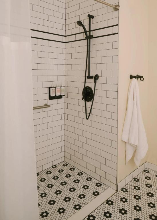 Ein Badezimmer in der Unterkunft FOUND Hotel, Santa Monica