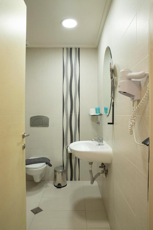 Koupelna v ubytování Dafni Plus Hotel