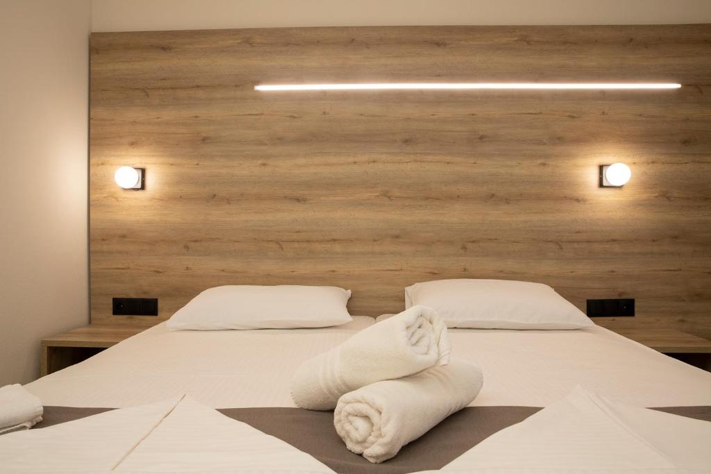 Postel nebo postele na pokoji v ubytování Dafni Plus Hotel