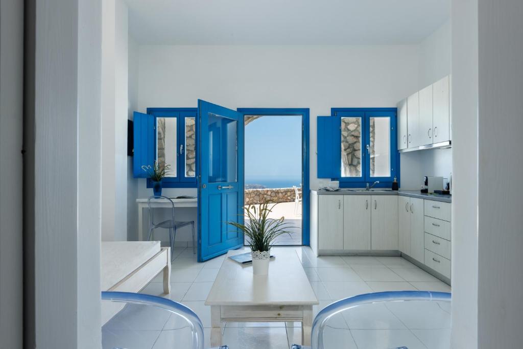 Postel nebo postele na pokoji v ubytování Zatrikion Santorini Villas