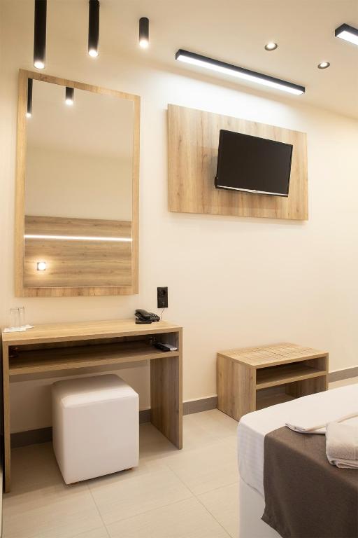 TV a/nebo společenská místnost v ubytování Dafni Plus Hotel
